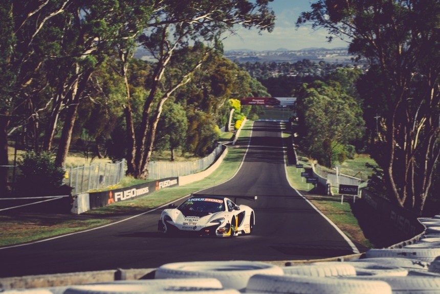 Главные соревнования австралийского межсезонья: 
12-часовая гонка в Бэтерсте
