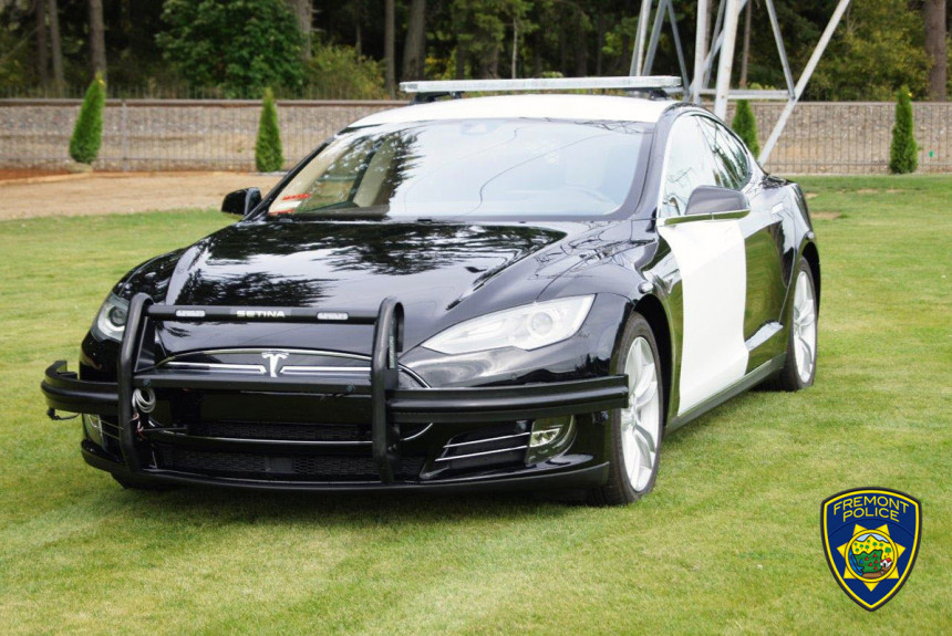 Полицейская Tesla выходит на испытания в США
