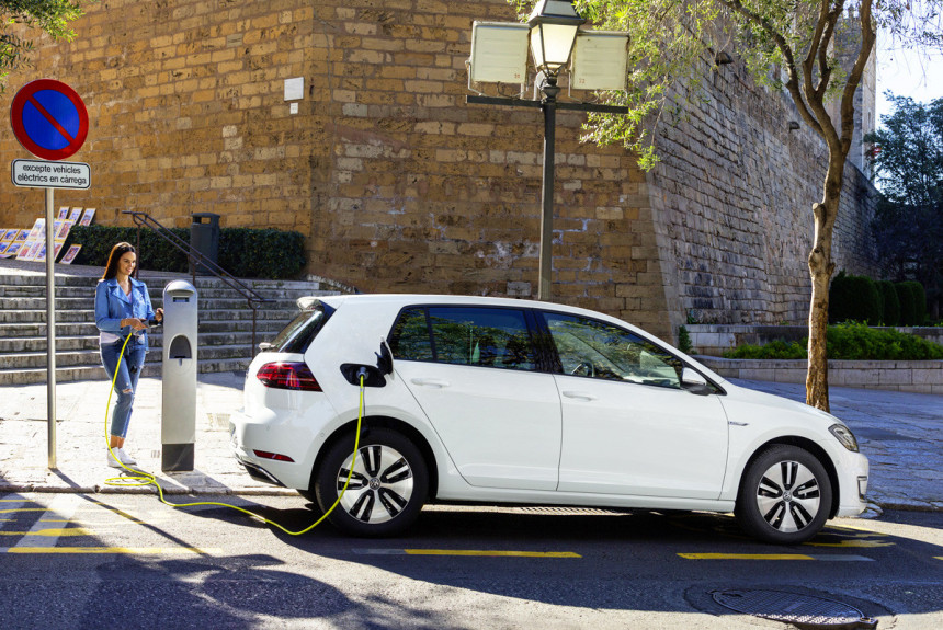 Электрический Volkswagen e-Golf задержится на конвейере