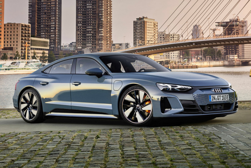 Серийный электроседан Audi e-tron GT представлен в двух версиях