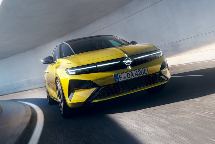 Семейство Opel Astra примерило новое лицо и более емкую батарею