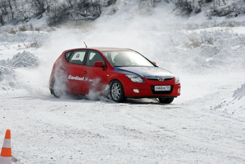 В Красноярске Никита Гудков попробовал на снегу шипованные шины Cordiant Polar 2