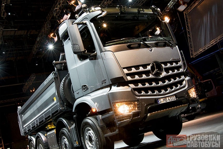 Федор Лапшин познакомился с новейшим строительным грузовиком Mercedes Arocs
