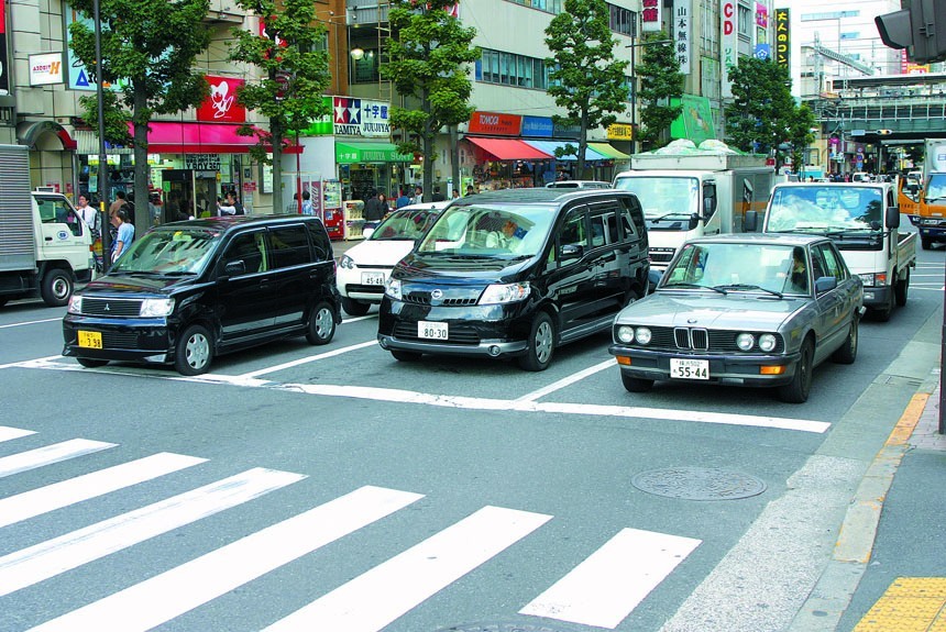 Левая сторона: на автомобиле — по Японии