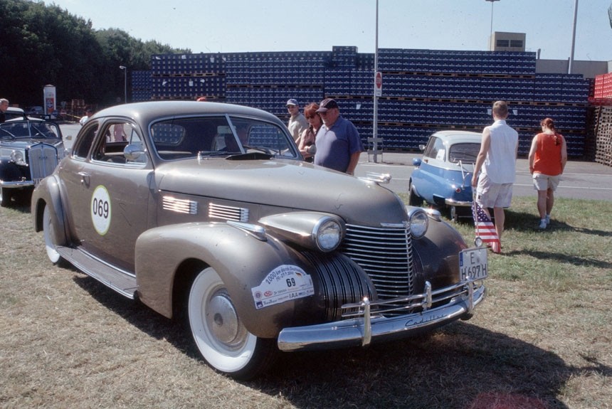 C началом Второй мировой американские фирмы прекратили производство самых престижных моделей. Но не Cadillac...