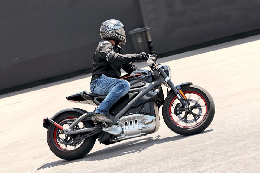 Роман Ситников поездил на электрическом мотоцикле Harley-Davidson LiveWire