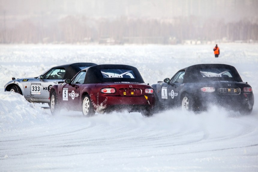 Ледовые автомобильные забавы в России приросли новым форматом – длинными гонками на кабриолетах!