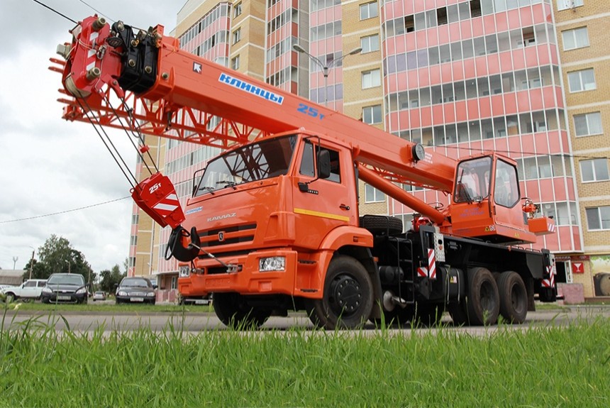 Клинцовский завод представил новый автокран на шасси КАМАЗ
