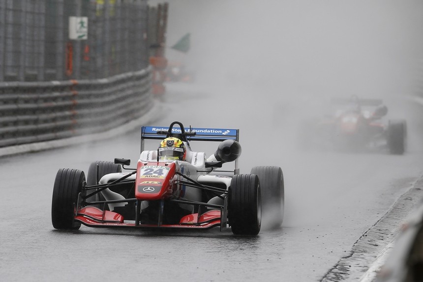 Британцы побеждают под дождем, но легендарный Гран При По все-таки остался за итальянцем