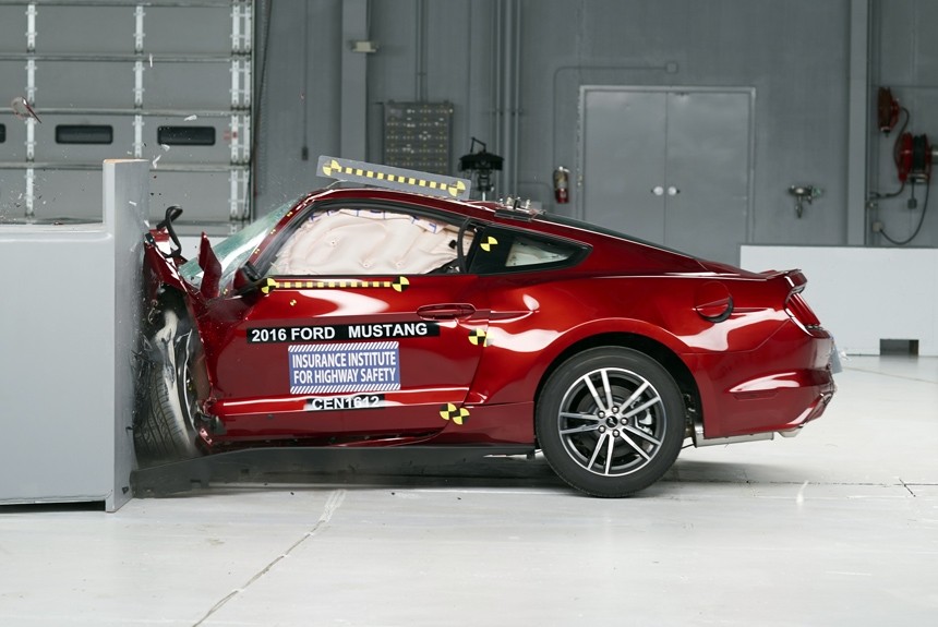 Mustang, Camaro и Challenger не блеснули на краш-тестах IIHS