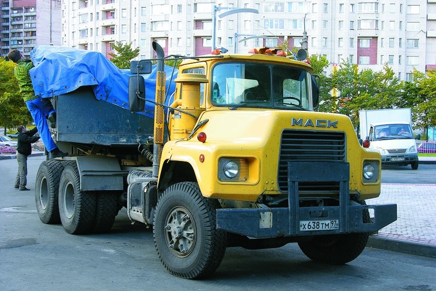 «Бульдоги» на дороге: рассказываем о грузовиках Mack в России и об истории марки