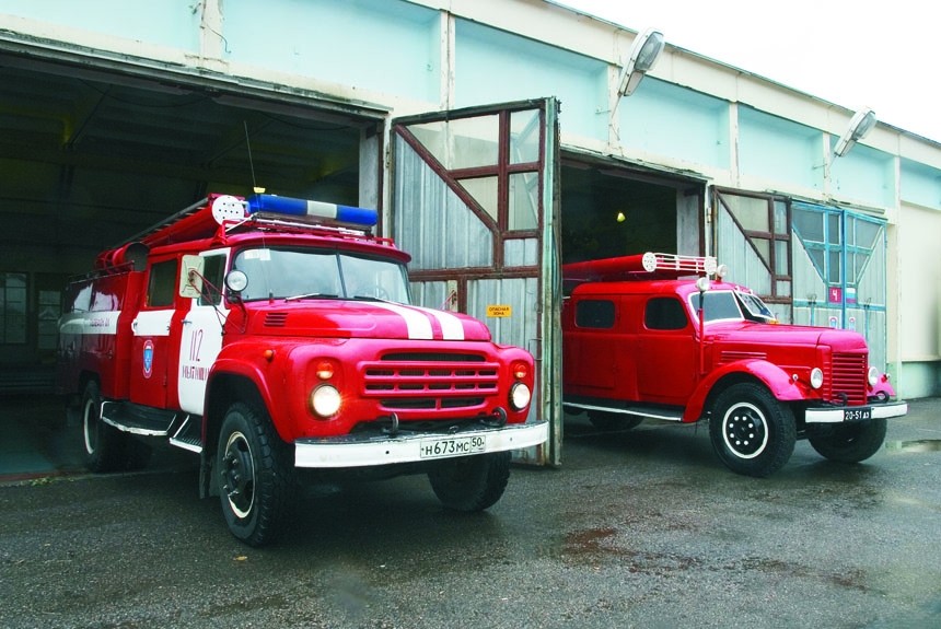 Пожарный ЗИЛ-130 празднует сорокалетие: «сто тридцатка» и ее предшественница на шасси ЗИЛ-164А