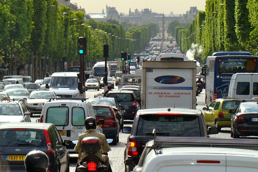 В Париже запретили ездить на машинах старше 1997 года