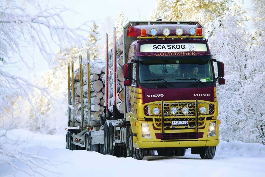 Федор Лапшин за рулем тягача Volvo на курсах winter driving в Швеции