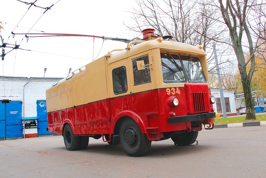 Троллейгруз: мы познакомились с гибридом троллейбуса и бензинового грузовика, который производился в шестидесятых