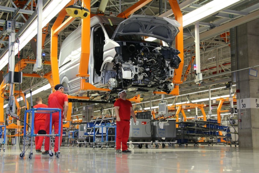 В Польше началось производство фургонов Volkswagen Crafter — мы проехали по новым цехам на китайском электрокаре