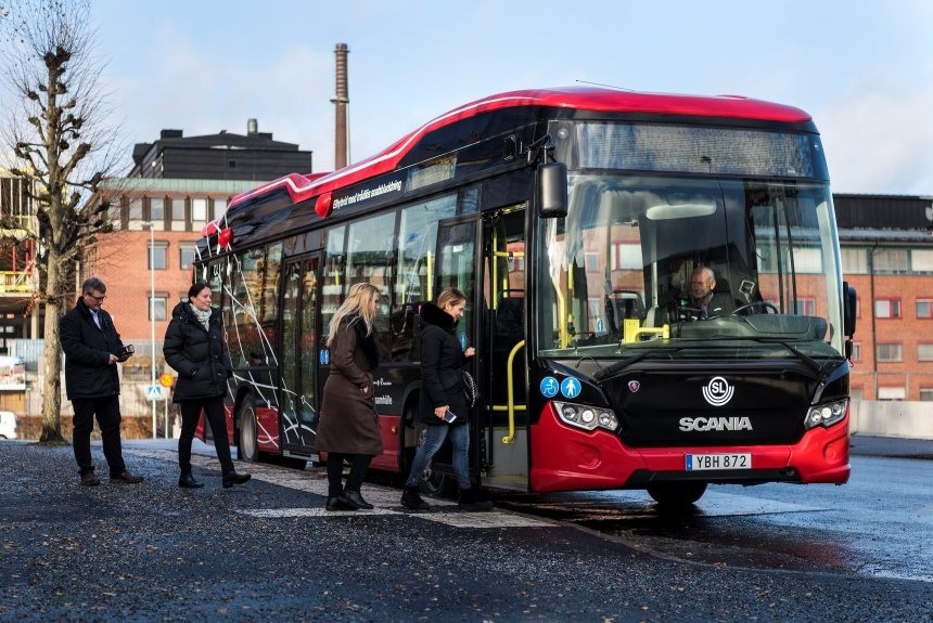 Без проводов: Scania запустила в Швеции гибридный автобус с беспроводной зарядкой