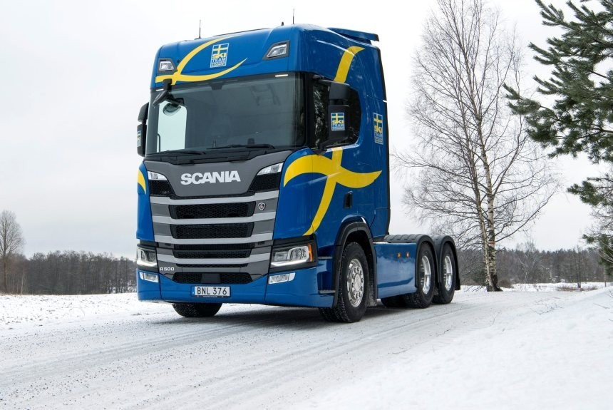 Лыжники получили новый тягач Scania, а горняки Кузбасса — углевоз