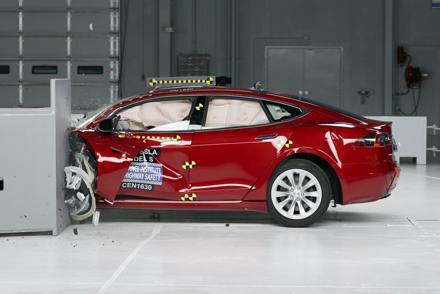 Краш-тесты IIHS: Tesla Model S и BMW i3 проиграли гибридам
