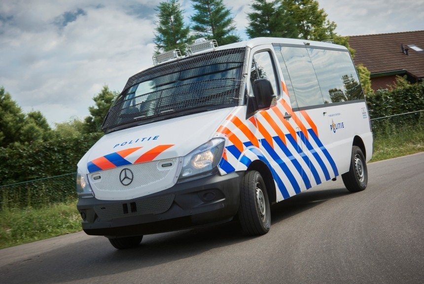 Спецмашины вместо электробусов: голландцы готовятся к беспорядкам