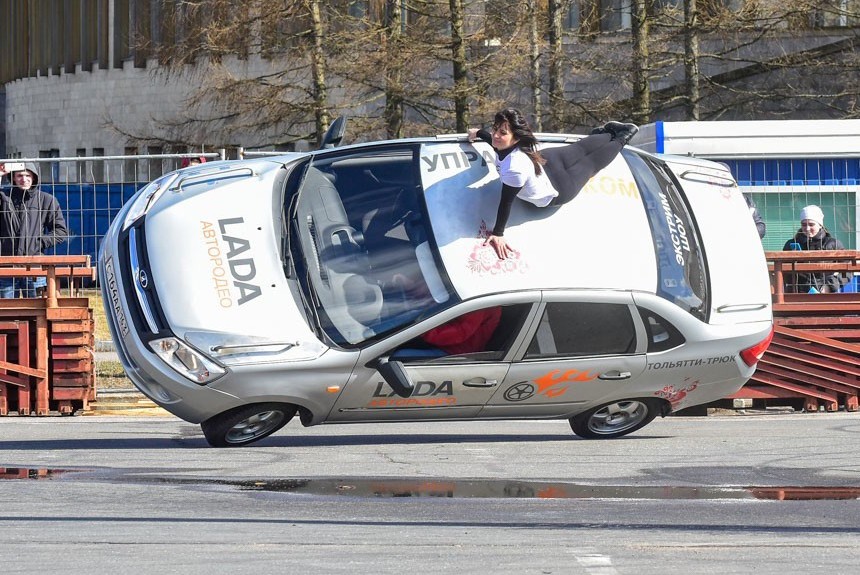 Каскадеры и поребрики: в Питере прошел спринт, приуроченный к выставке «Мир автомобиля»