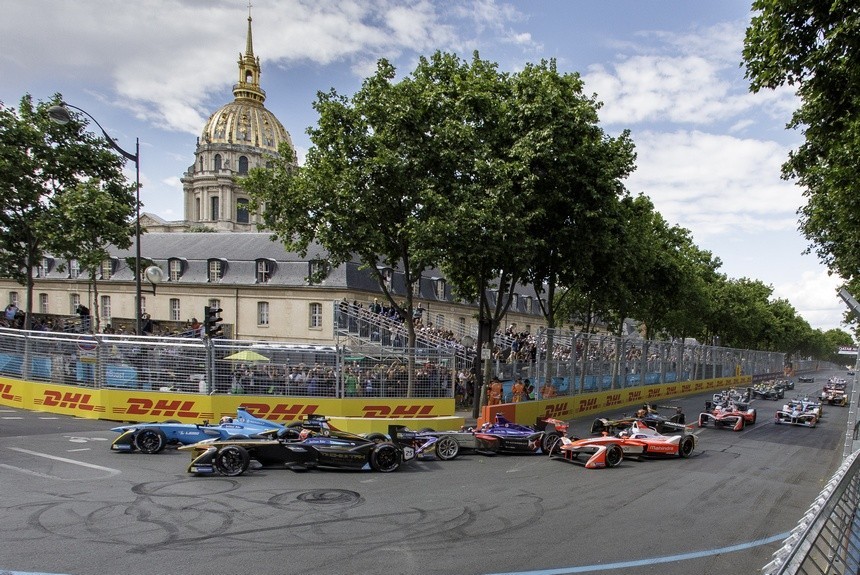 Формула-Е: хаотический заезд в Париже и дебют гоночного беспилотника