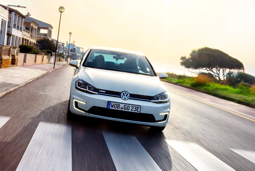 Обновленный Volkswagen Golf: какими стали электромобиль, гибрид и GTI-версии?