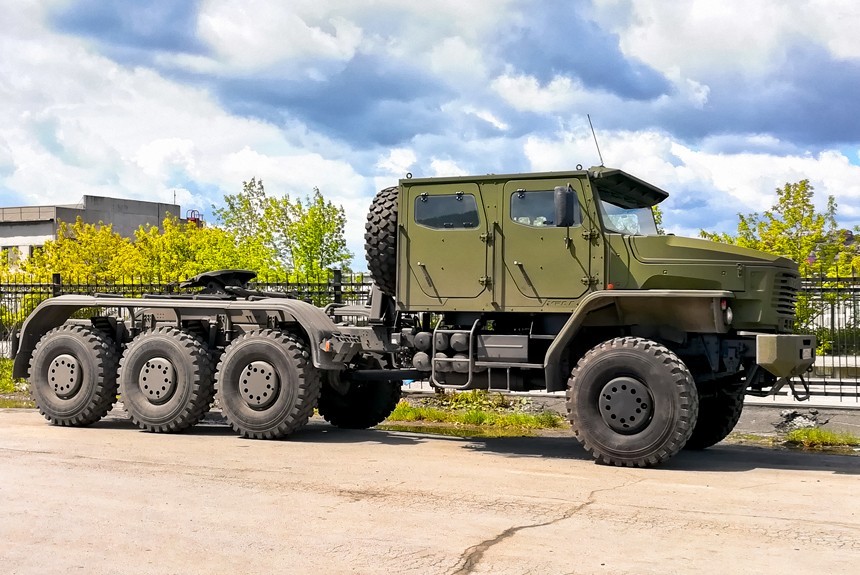 Oshkosh по-уральски: четырехосный Урал для перевозки танков