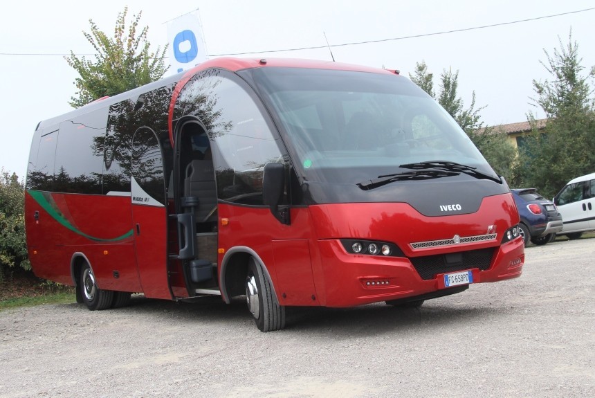 Автобус Ferrari: на чем возят туристов в Модене и Маранелло