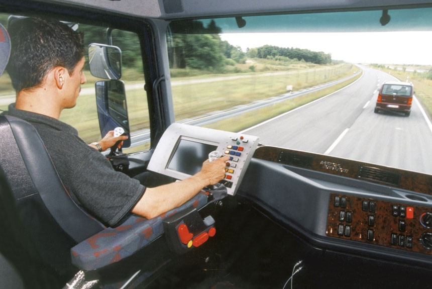 Фёдор Лапшин знакомится с «технологиями будущего» на грузовиках и автобусах Mercedes-Benz