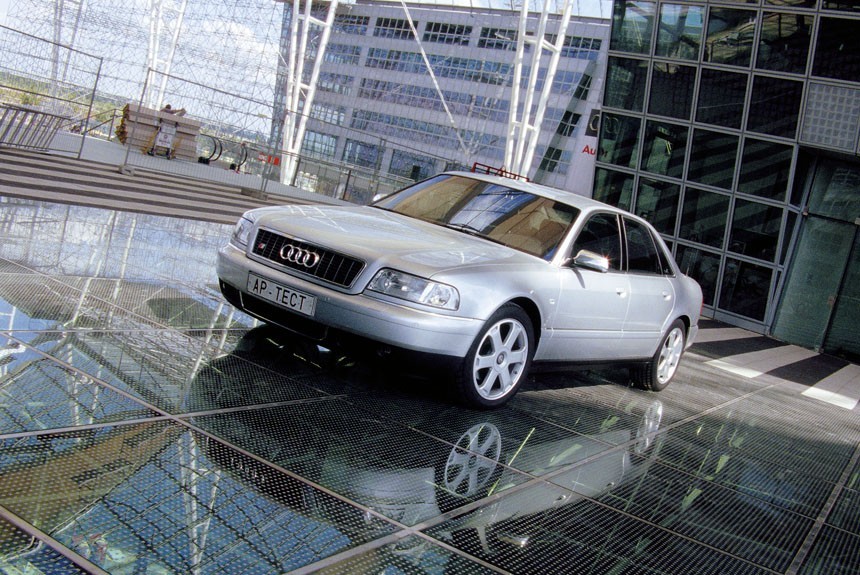 Крылатый металл: обновлённый седан Audi S8