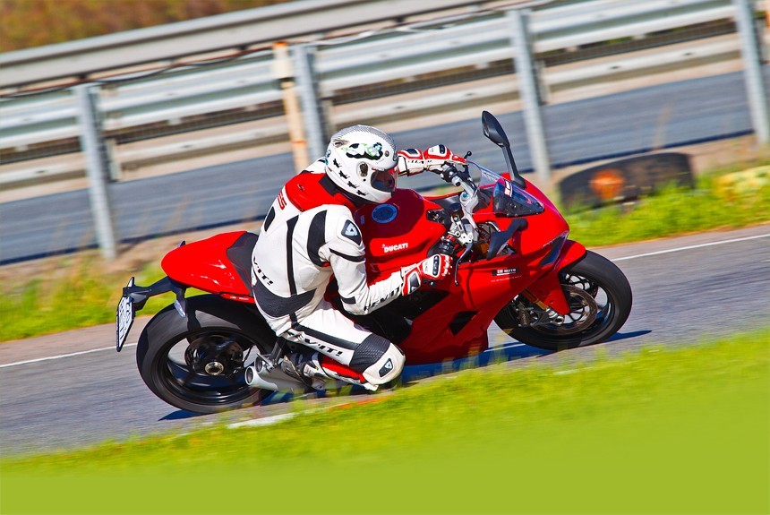Предмет искусства: тест мотоцикла Ducati SuperSport S