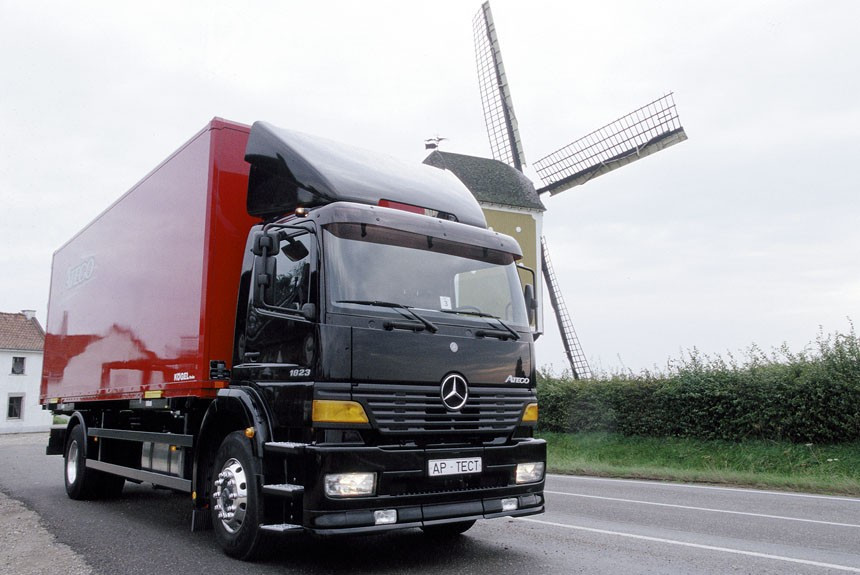 Знакомимся с «тяжёлой» версией грузовика Mercedes-Benz Atego на дорогах Голландии