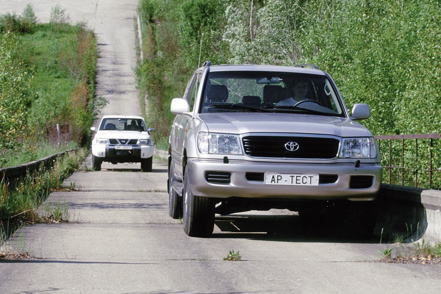 Противопоставляем внедорожники Toyota Land Cruiser 100 и Nissan Patrol GR