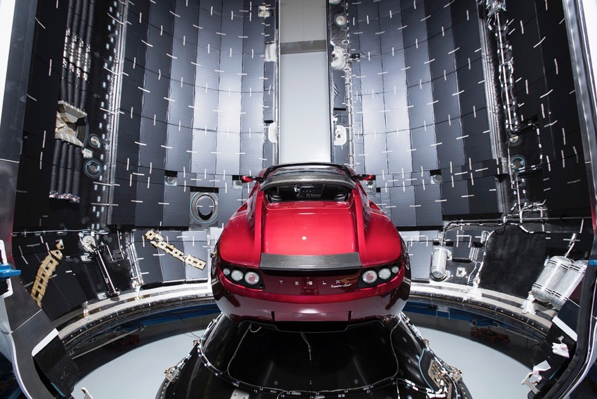 Личная Tesla Илона Маска полетит на Марс под музыку Дэвида Боуи