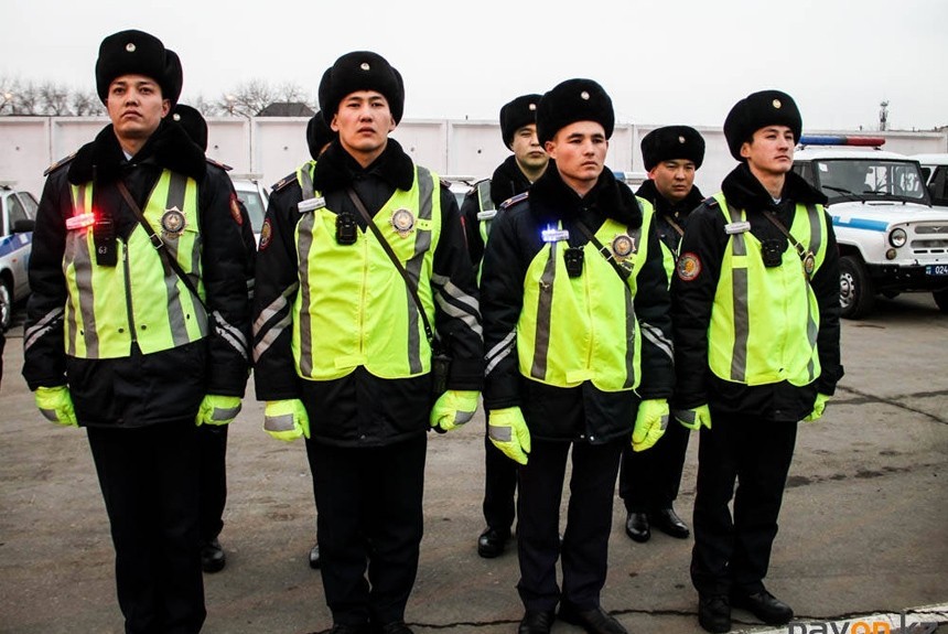 Казахстанских полицейских оснастили светящимися маячками