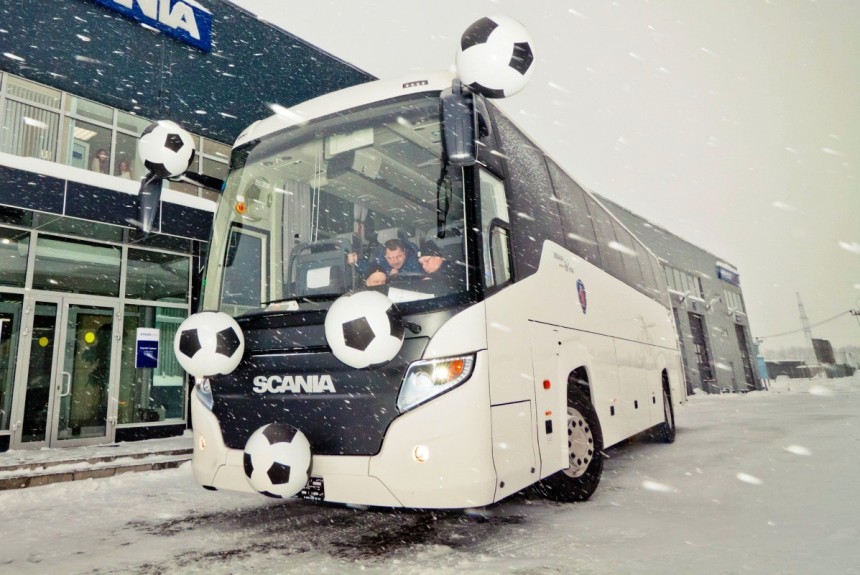 Футболисты Нефтехимика получили новый автобус