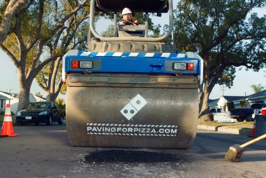 Пиццей по кочкам: компания Domino's Pizza приступила к ремонту дорог