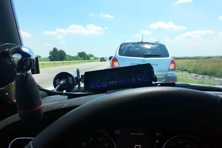 Американский патрульный оштрафовал водительницу за низкую скорость
