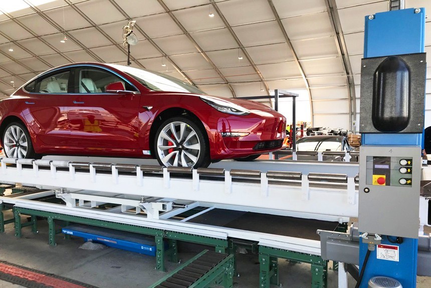 Tesla нарастила производство благодаря конвейеру под тентом