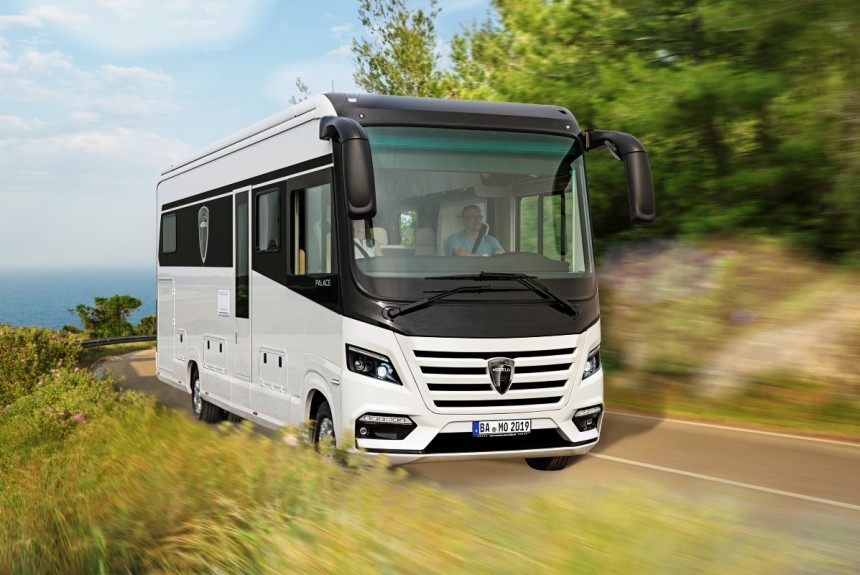 Автодом с отсеком для мотоцикла на базе Mercedes-Benz Sprinter