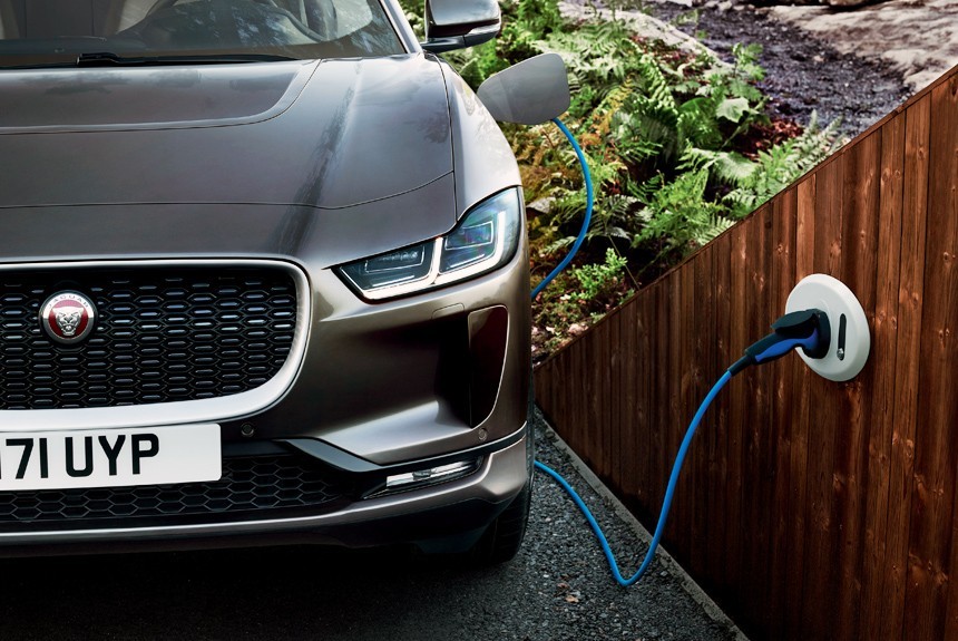 Jaguar может полностью переключиться на электромобили