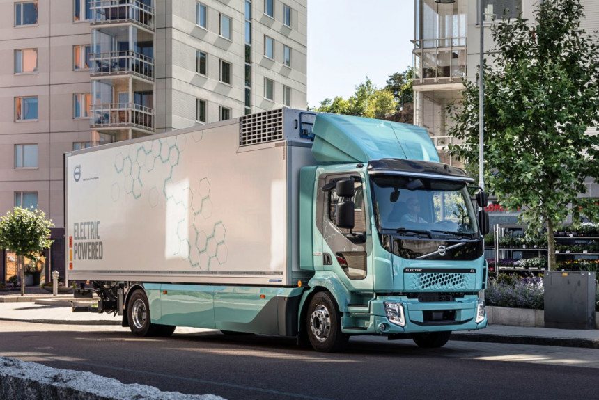 Первые электрические грузовики Volvo переданы клиентам