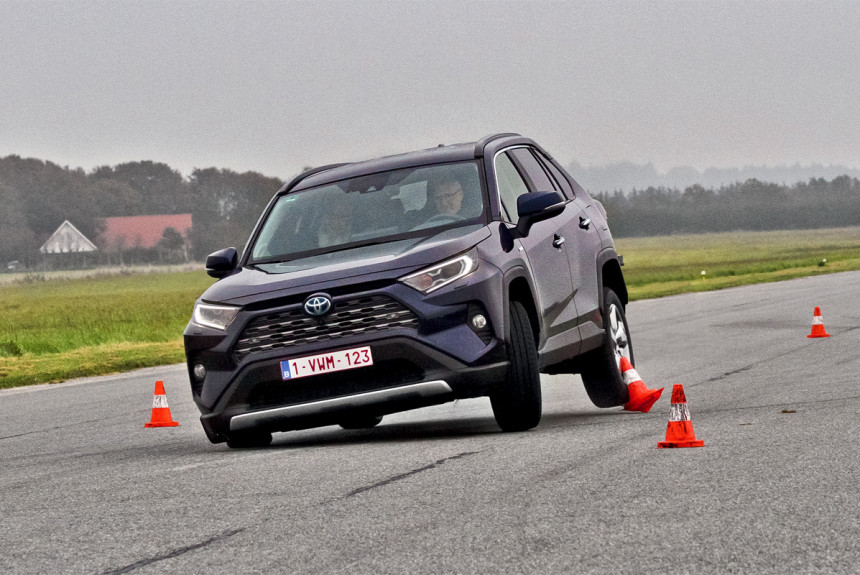 Платформа Лось. Новая Toyota RAV4 — тест-драйв евро-версии накануне дебюта в России