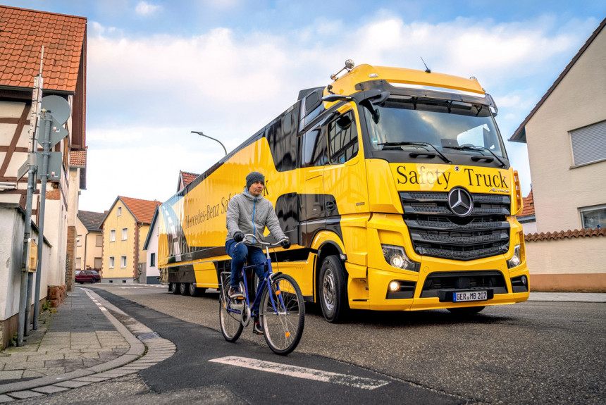 Не сбить велосипедиста: безопасность грузовиков по-мерседесовски