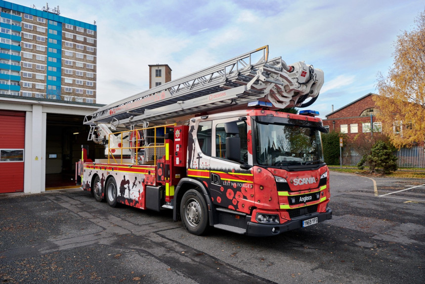 В Великобритании появился новый пожарный подъемник на шасси Scania