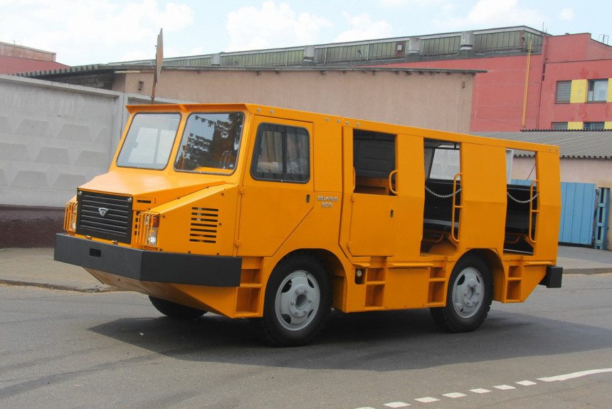 Не только тракторы: МТЗ представил шахтный автобус третьего поколения