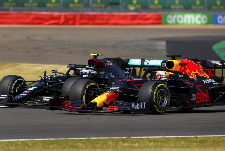 Red Bull одолел Mercedes, а Феттель поссорился с Ferrari. Дайджест Гран При 70-летия Формулы-1