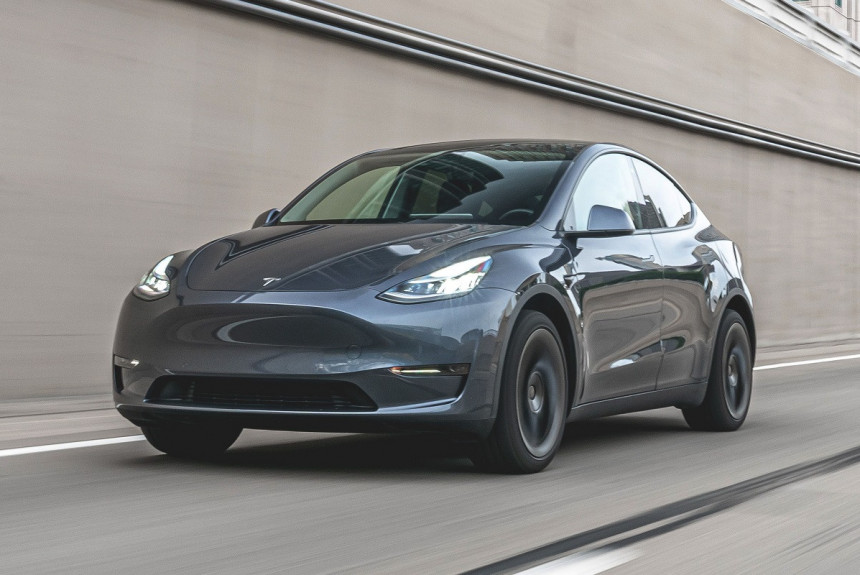 Tesla запустила бета-версию полноценного автопилота
