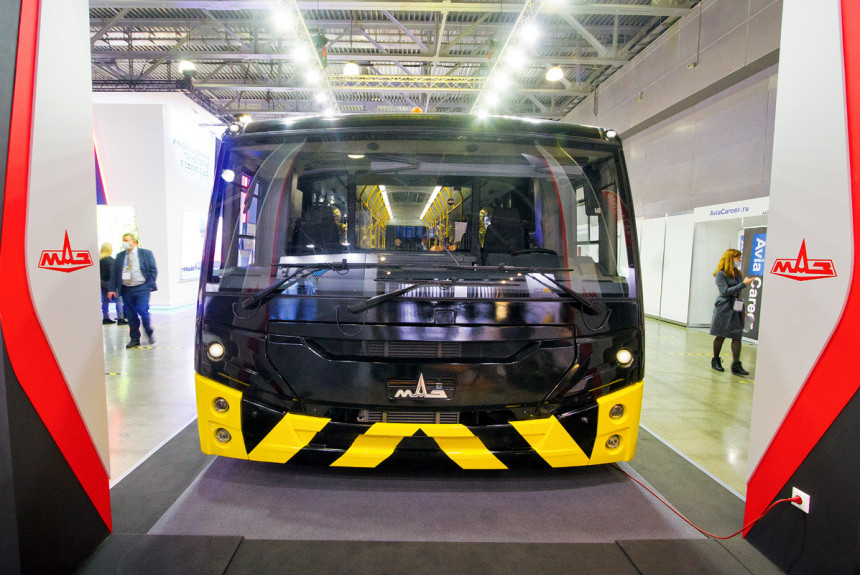Зубр в васильках: МАЗ показал в Москве новый автобус для аэропортов